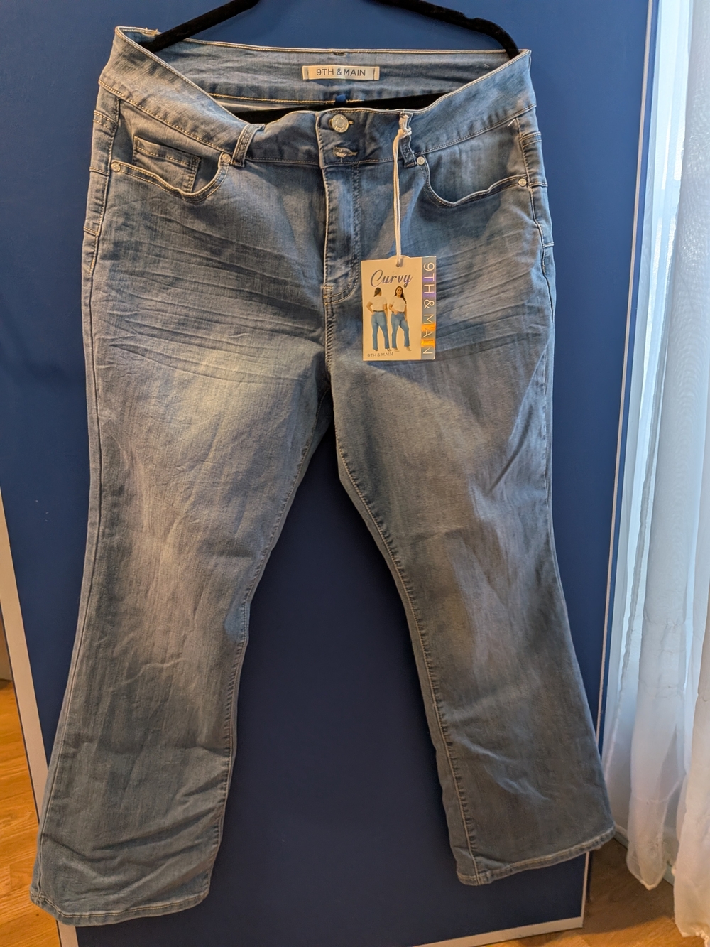 9th & Main Curvy Women's Light Wash Flare Jeans